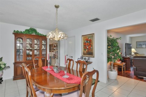House in Sun City Center, Florida 2 bedrooms, 168.25 sq.m. № 2199833 - photo 11