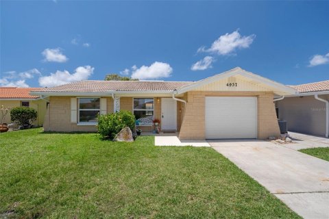 Casa en venta en New Port Richey, Florida, 2 dormitorios, 130.43 m2 № 1689721 - foto 1