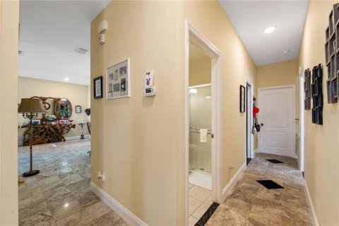 Casa en venta en Tampa, Florida, 5 dormitorios, 260.78 m2 № 1918577 - foto 12