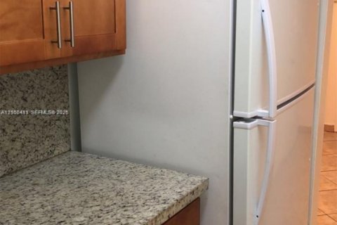 Condo in Miami, Florida, 2 bedrooms  № 2402452 - photo 8