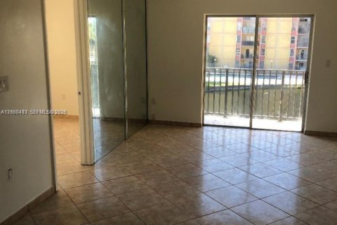 Condo in Miami, Florida, 2 bedrooms  № 2402452 - photo 5