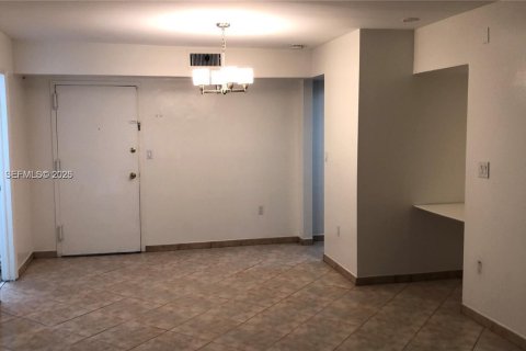 Condo in Miami, Florida, 2 bedrooms  № 2402452 - photo 6