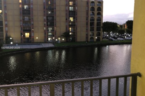 Condo in Miami, Florida, 2 bedrooms  № 2402452 - photo 2