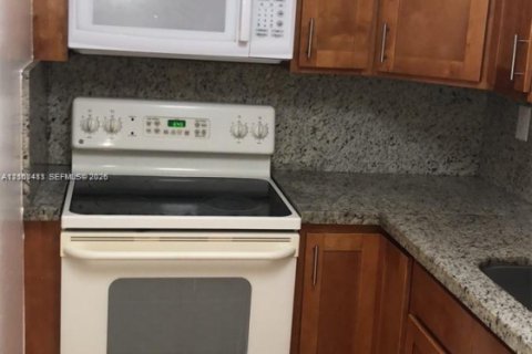 Condo in Miami, Florida, 2 bedrooms  № 2402452 - photo 7