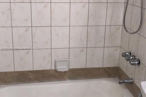 Condo in Miami, Florida, 2 bedrooms  № 2402452 - photo 9