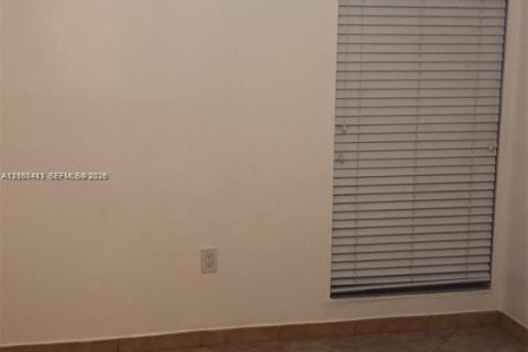 Condo in Miami, Florida, 2 bedrooms  № 2402452 - photo 15