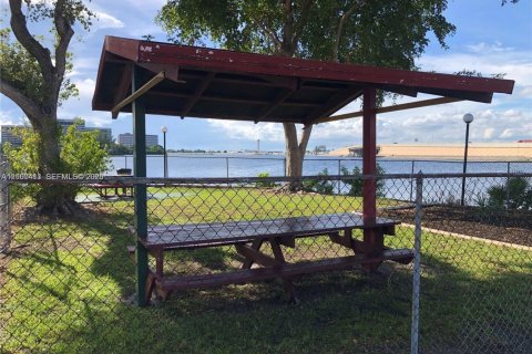 Condo in Miami, Florida, 2 bedrooms  № 2402452 - photo 28