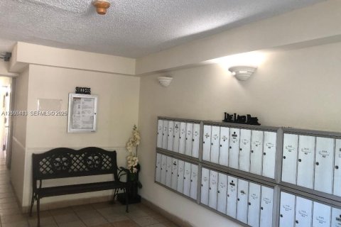 Condo in Miami, Florida, 2 bedrooms  № 2402452 - photo 27