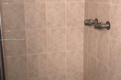 Condo in Miami, Florida, 2 bedrooms  № 2402452 - photo 11
