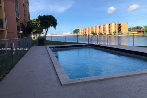 Condo in Miami, Florida, 2 bedrooms  № 2402452 - photo 3