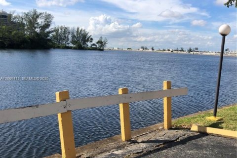 Condo in Miami, Florida, 2 bedrooms  № 2402452 - photo 20
