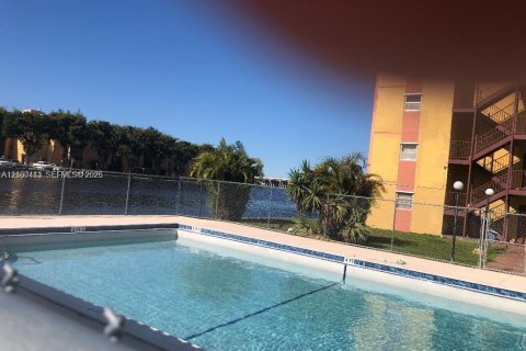 Condo in Miami, Florida, 2 bedrooms  № 2402452 - photo 21