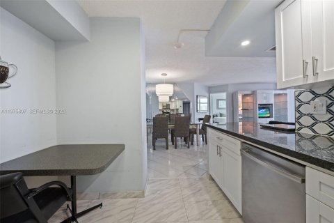 Condo in Aventura, Florida, 2 bedrooms  № 2042139 - photo 9