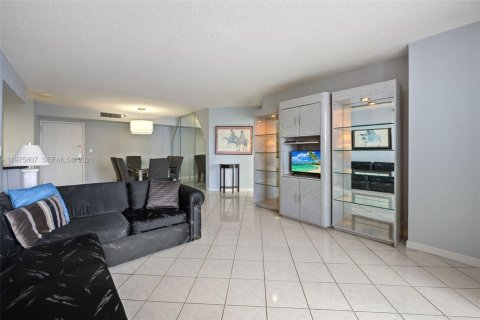Condo in Aventura, Florida, 2 bedrooms  № 2042139 - photo 15