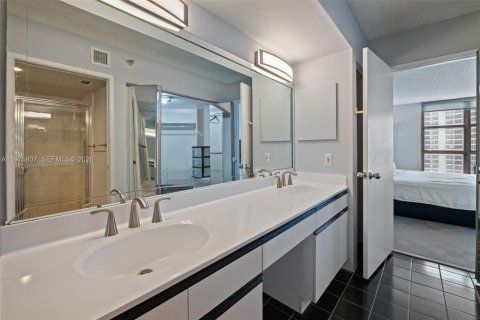 Condo in Aventura, Florida, 2 bedrooms  № 2042139 - photo 19