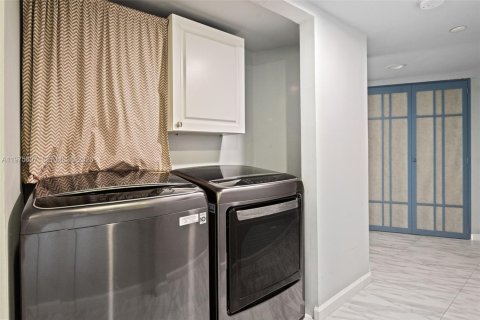 Condo in Aventura, Florida, 2 bedrooms  № 2042139 - photo 27