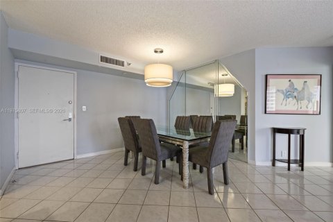 Condo in Aventura, Florida, 2 bedrooms  № 2042139 - photo 12