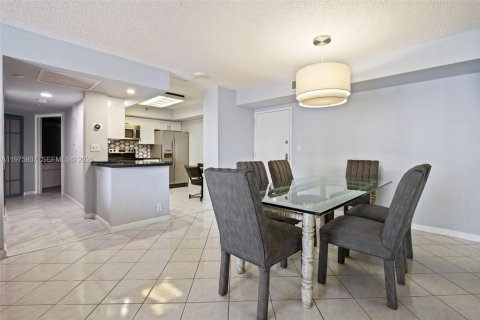 Condo in Aventura, Florida, 2 bedrooms  № 2042139 - photo 11