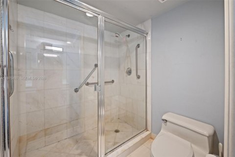 Condo in Aventura, Florida, 2 bedrooms  № 2042139 - photo 26