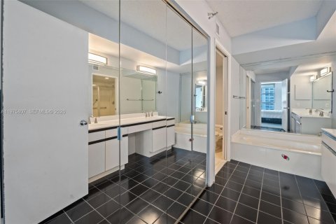Condo in Aventura, Florida, 2 bedrooms  № 2042139 - photo 18