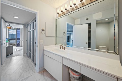 Condo in Aventura, Florida, 2 bedrooms  № 2042139 - photo 24