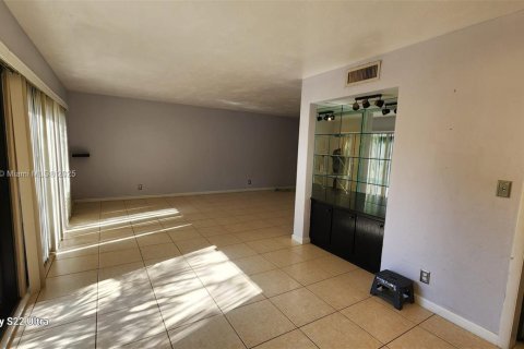 Townhouse in Lauderhill, Florida 2 bedrooms, 133.41 sq.m. № 1770660 - photo 13