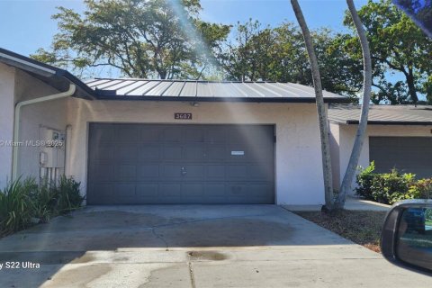 Townhouse in Lauderhill, Florida 2 bedrooms, 133.41 sq.m. № 1770660 - photo 1