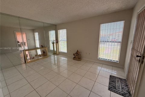 Townhouse in Miami, Florida 3 bedrooms, 102.19 sq.m. № 2026082 - photo 6
