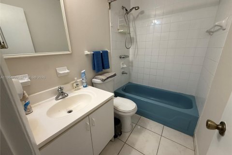 Townhouse in Miami, Florida 3 bedrooms, 102.19 sq.m. № 2026082 - photo 13