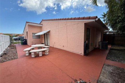 Townhouse in Miami, Florida 3 bedrooms, 102.19 sq.m. № 2026082 - photo 2