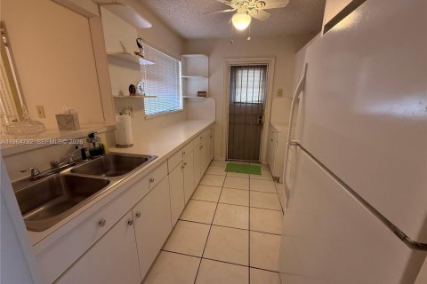 Townhouse in Miami, Florida 3 bedrooms, 102.19 sq.m. № 2026082 - photo 7
