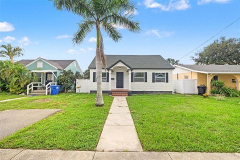 House in Saint Petersburg, Florida 2 bedrooms, 89.74 sq.m. № 1912908 - photo 2