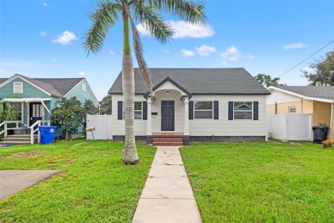 House in Saint Petersburg, Florida 2 bedrooms, 89.74 sq.m. № 1912908 - photo 1