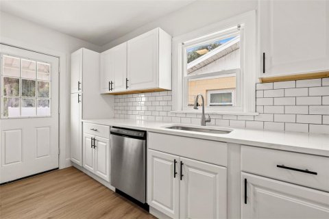 House in Saint Petersburg, Florida 2 bedrooms, 89.74 sq.m. № 1912908 - photo 12