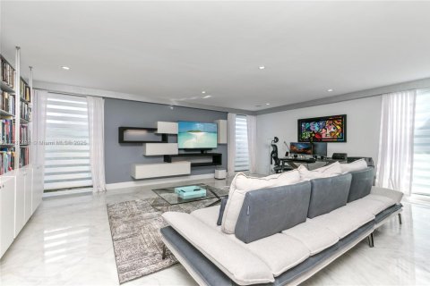 Casa en venta en Bay Harbor Islands, Florida, 4 dormitorios, 465.35 m2 № 1486586 - foto 21