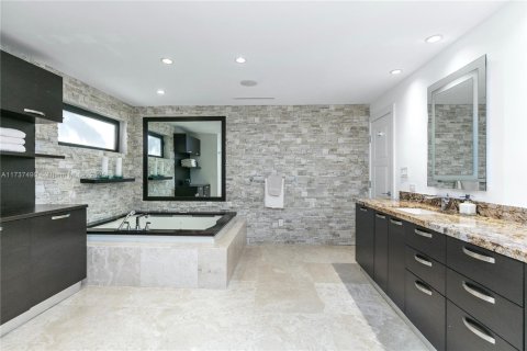Casa en venta en Bay Harbor Islands, Florida, 4 dormitorios, 465.35 m2 № 1486586 - foto 30