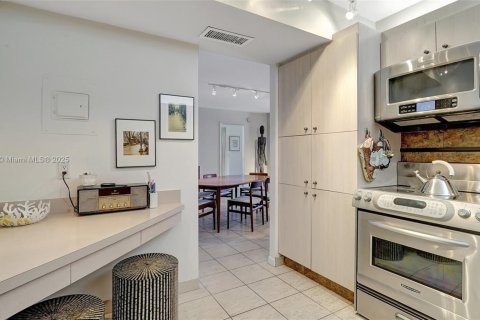 Condo in Hollywood, Florida, 2 bedrooms № 1896070 - photo 10