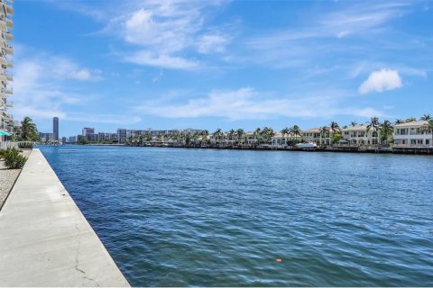 Condo in Hollywood, Florida, 2 bedrooms № 1896070 - photo 24