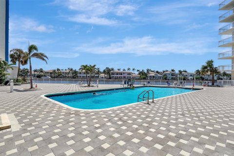 Condo in Hollywood, Florida, 2 bedrooms № 1896070 - photo 21