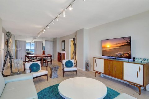 Condo in Hollywood, Florida, 2 bedrooms № 1896070 - photo 5