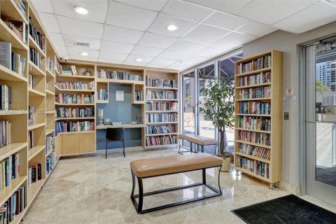 Condo in Hollywood, Florida, 2 bedrooms № 1896070 - photo 20