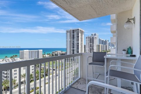 Condo in Hollywood, Florida, 2 bedrooms № 1896070 - photo 1