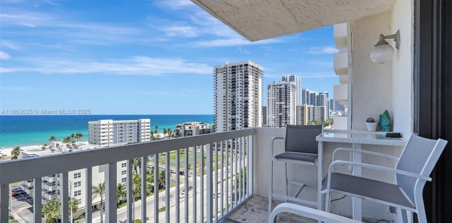 Condo in Hollywood, Florida, 2 bedrooms № 1896070