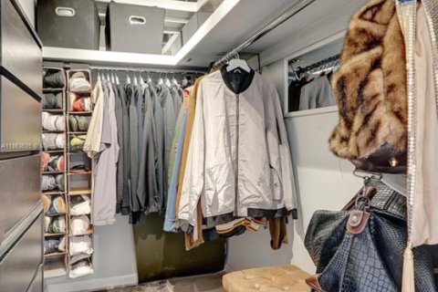 Condo in Hollywood, Florida, 2 bedrooms № 1896070 - photo 16