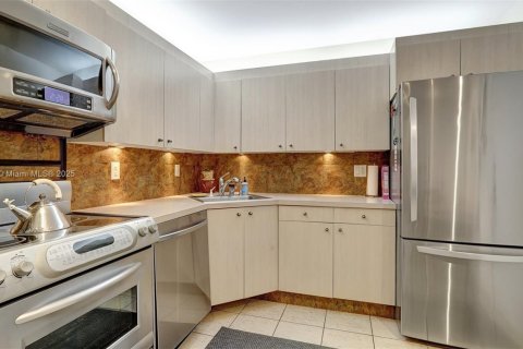 Condo in Hollywood, Florida, 2 bedrooms № 1896070 - photo 8