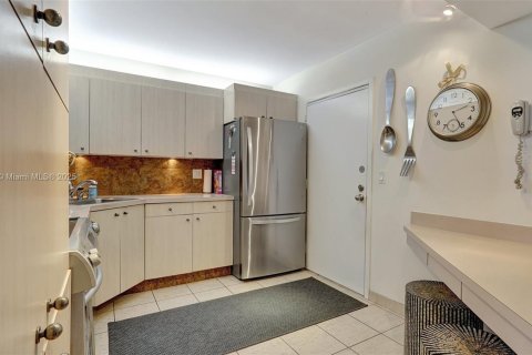 Condo in Hollywood, Florida, 2 bedrooms № 1896070 - photo 9