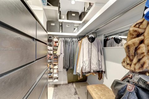 Condo in Hollywood, Florida, 2 bedrooms № 1896070 - photo 15