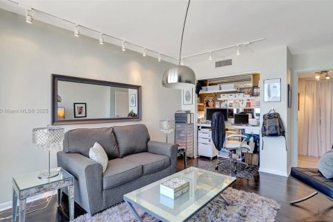 Condo in Hollywood, Florida, 2 bedrooms № 1896070 - photo 18