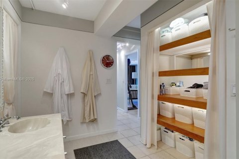Condo in Hollywood, Florida, 2 bedrooms № 1896070 - photo 13