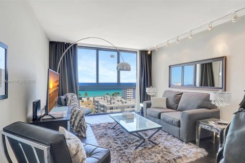 Condo in Hollywood, Florida, 2 bedrooms № 1896070 - photo 17